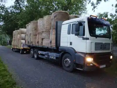 Transport siana, słomy, zbóż, maszyn oraz ciągników
