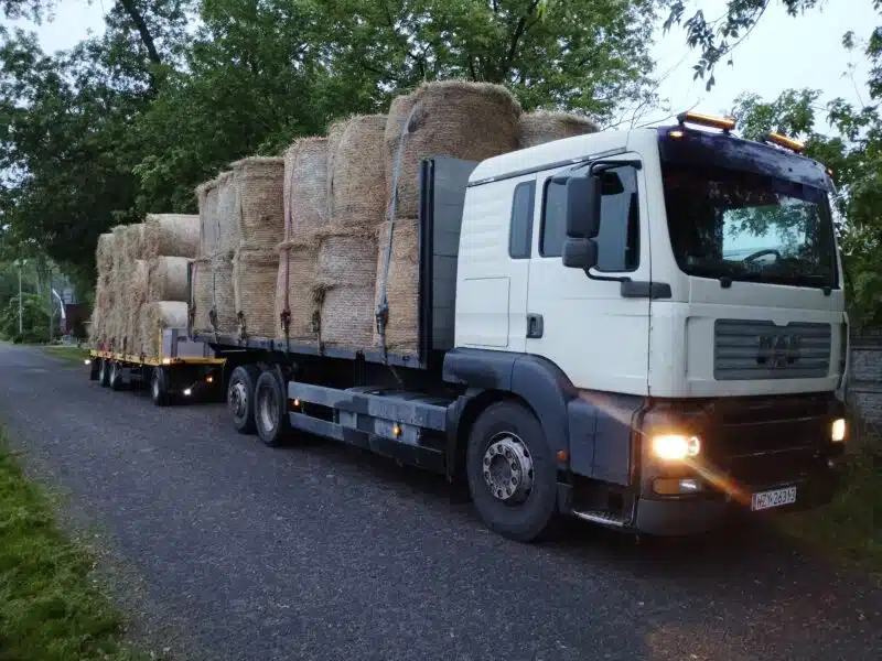 Transport siana, słomy, zbóż, maszyn oraz ciągników