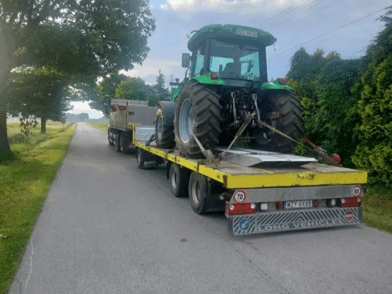 Transport siana, słomy, zbóż, maszyn oraz ciągników
