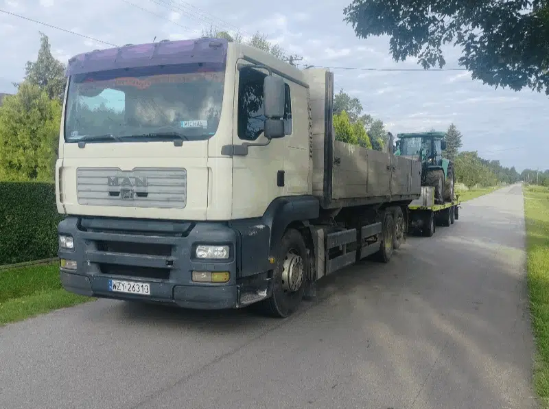 Transport siana, słomy, zbóż, maszyn oraz ciągników