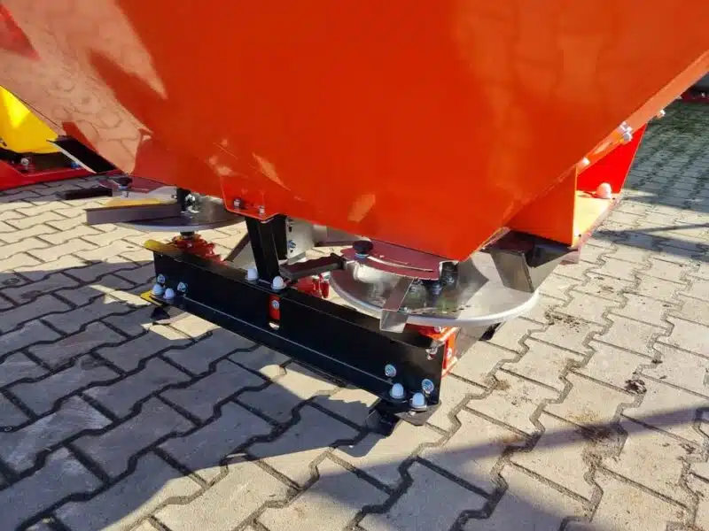 Rozsiewacz dwutarczowy nawozów Demarol