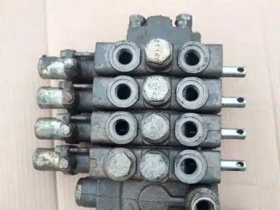 Rozdzielacz hydrauliczny Renault 110 - 54, 120 - 54, 133 - 54, 155 - 54
