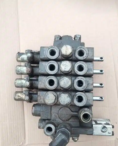 Rozdzielacz hydrauliczny Renault 110 - 54, 120 - 54, 133 - 54, 155 - 54