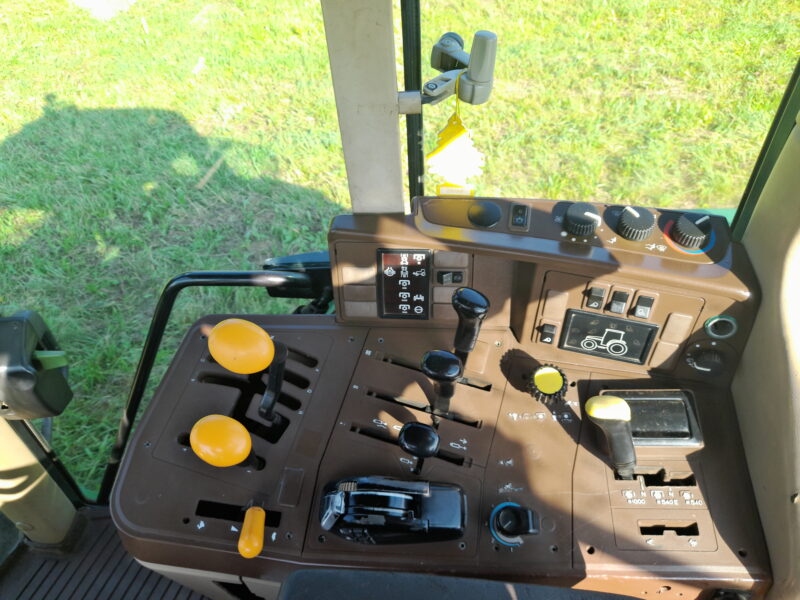 John Deere 6910