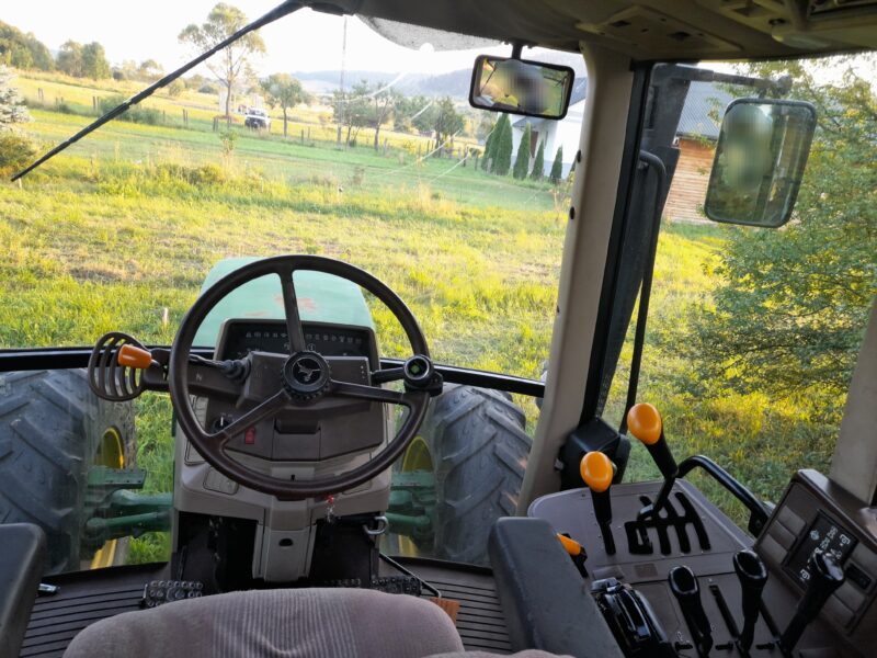 John Deere 6910