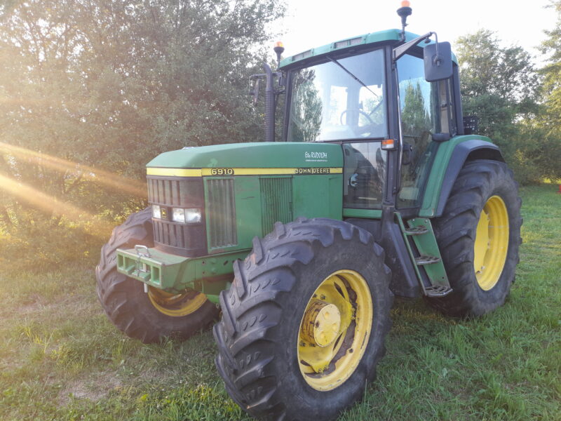 John Deere 6910