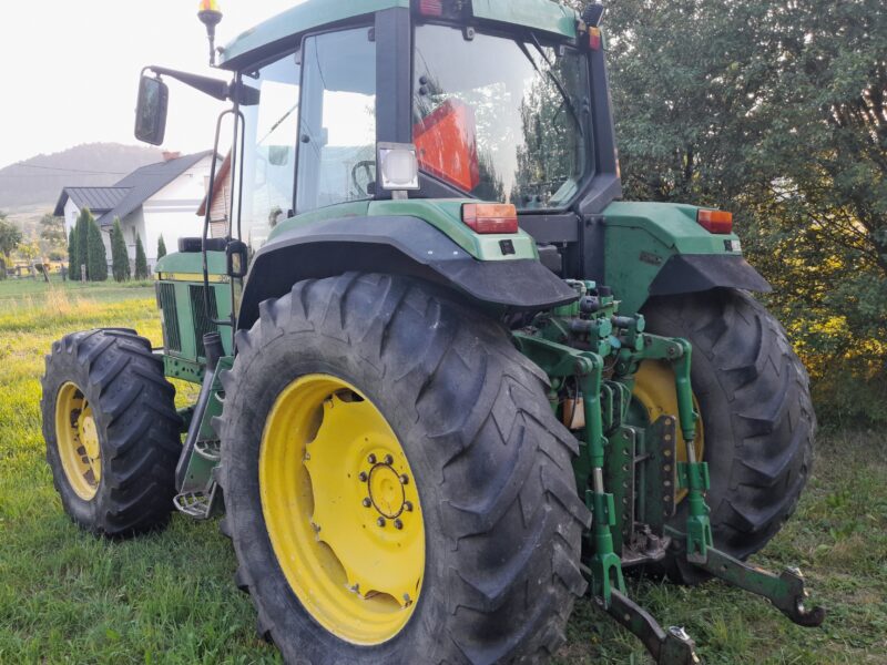 John Deere 6910