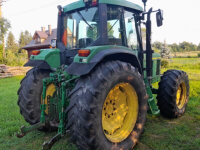 John Deere 6910