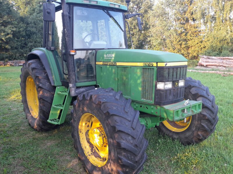 John Deere 6910