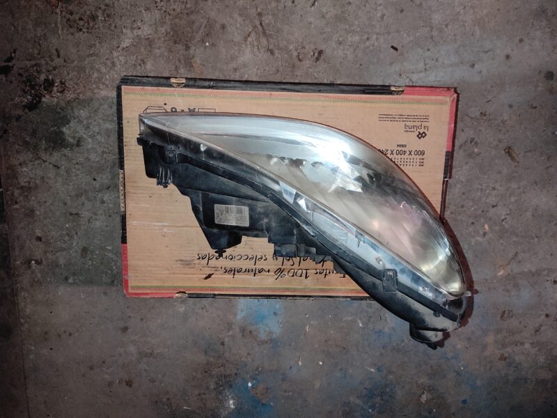 Lampa prawy przód Peugeot 607 Xenon