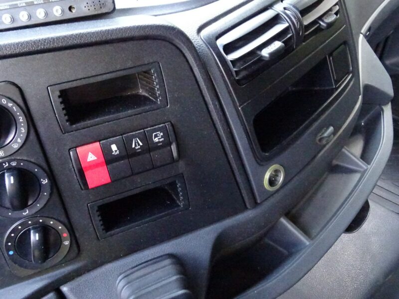 Mercedes Atego 1318 Euro 6 kontener 18p winda tylko 389km Mercedes Atego 1318 Euro 6 tylko 389tys.km Udokumentowane kontener