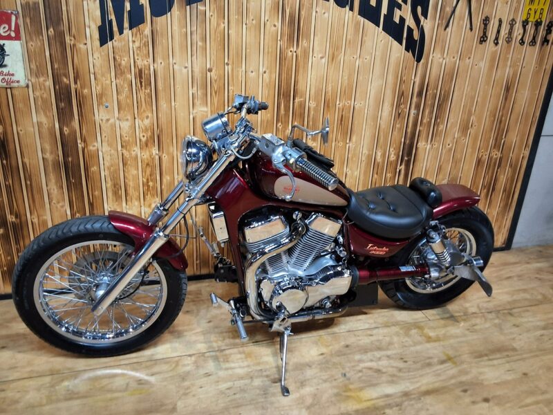 Suzuki Intruder Piekny motocykl z dużym silnikiem BARDZO ZADBANY 1400 bobber