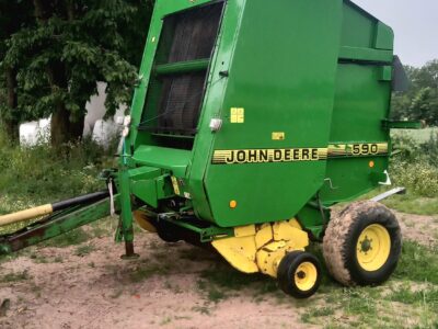 Prasa rolująca pasowa zmiennokomorowa John Deere 590