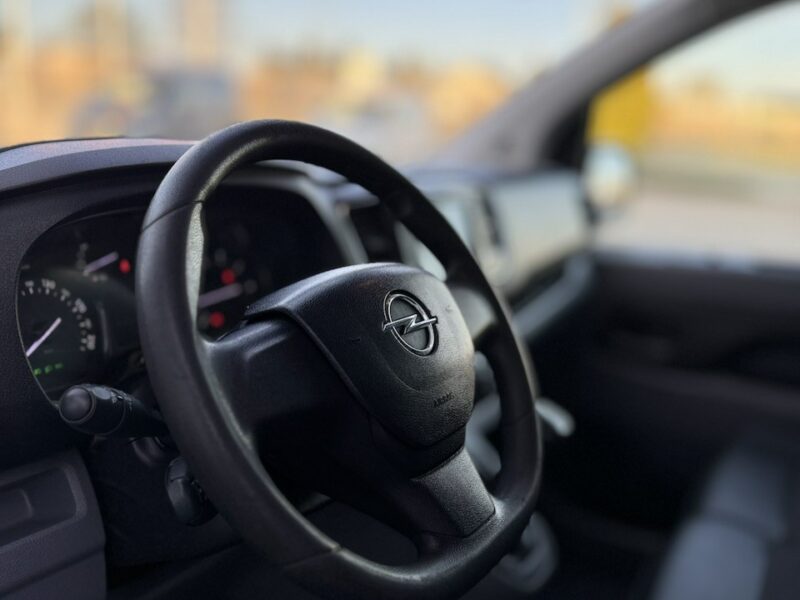 Opel Vivaro 2.0Cdti 122Ps,Long,Nowe opony,Vat-1,netto 56999pln