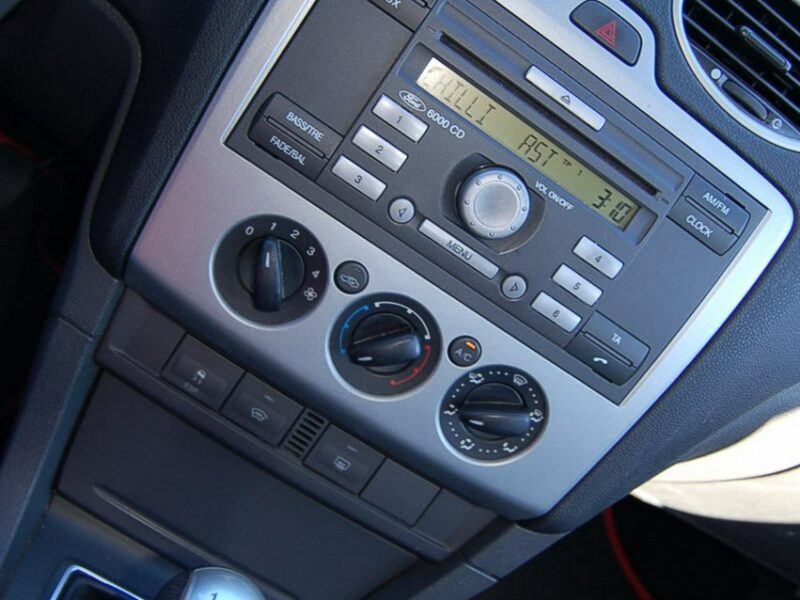 Ford Focus Niezawodna benzyna/Hak/Podgrzewana szyba czołowa/Hak/8 airbag/ESP Mk2 (2004-2011)