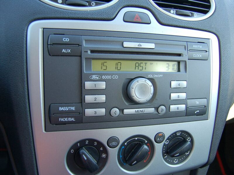 Ford Focus Niezawodna benzyna/Hak/Podgrzewana szyba czołowa/Hak/8 airbag/ESP Mk2 (2004-2011)