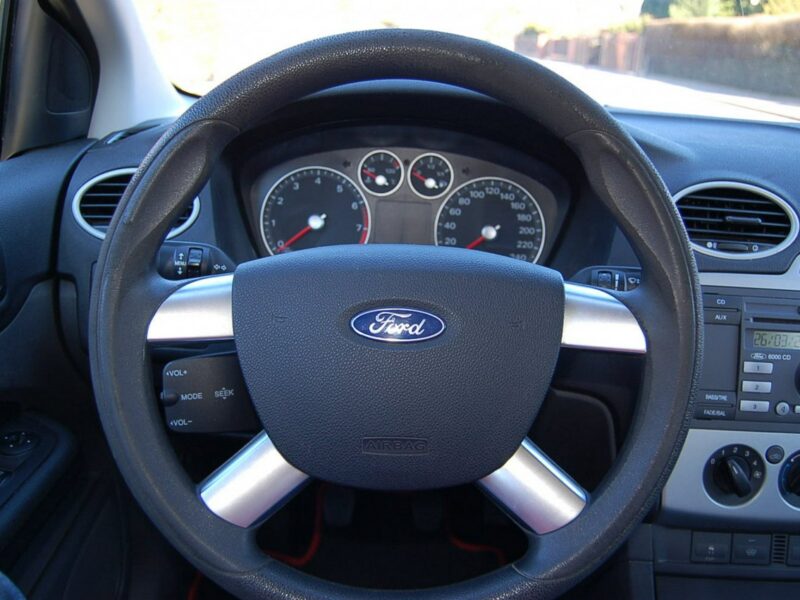 Ford Focus Niezawodna benzyna/Hak/Podgrzewana szyba czołowa/Hak/8 airbag/ESP Mk2 (2004-2011)