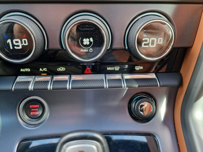 Jaguar F-Type P-300 2.0 TURBO 300 KM, Panorama, Kamera, Full LED, Skóra, Navi, FULL