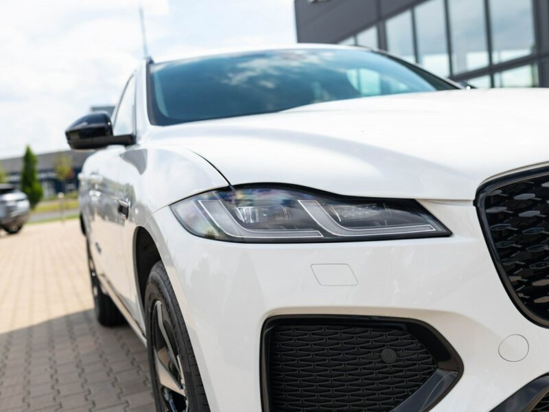 Jaguar F-PACE MY24 2.0 I4 250 KM AWD Auto R-Dynamic S FujiWhite GlossBlack Navi LED