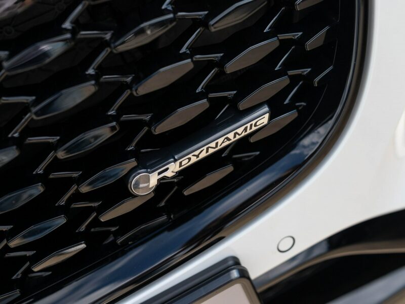 Jaguar F-PACE MY24 2.0 I4 250 KM AWD Auto R-Dynamic S FujiWhite GlossBlack Navi LED