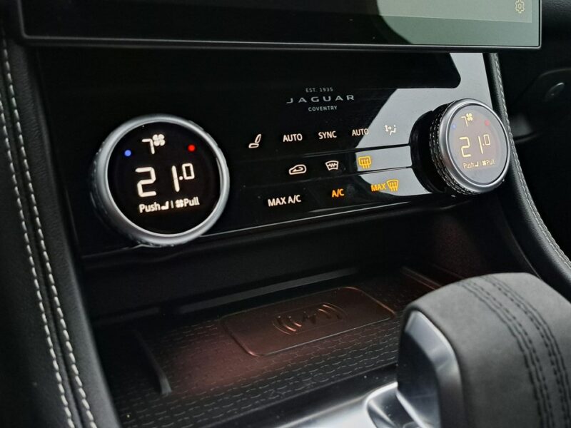Jaguar F-PACE MY24 2.0 I4 250 KM AWD Auto R-Dynamic S FujiWhite GlossBlack Navi LED
