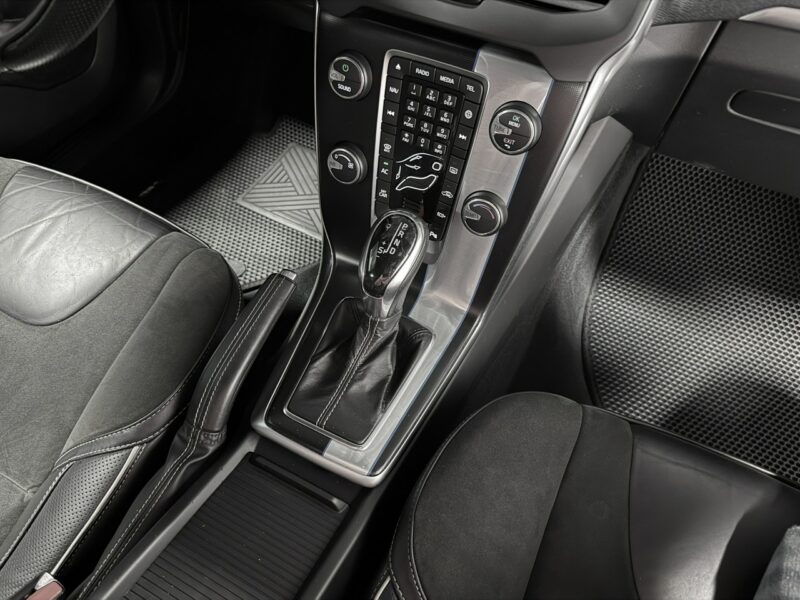 Volvo V40 2.0 Drive-E D3 150KM*R -DESIGN*Automat*Navi GPS*Sportsitze*ALU19*BLACK II (2012-)