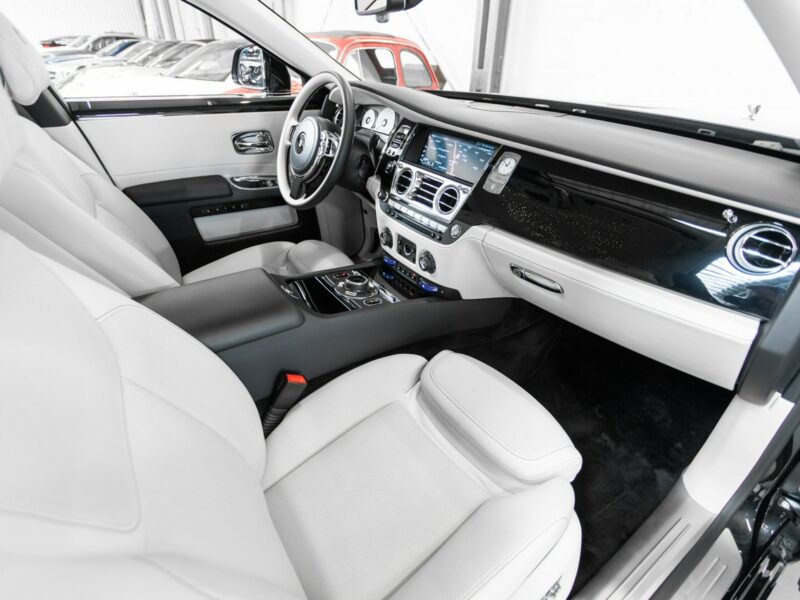 Rolls-Royce Ghost 6.6 V12 570KM. Gwiezdny sufit Starlight. Salon PL. 1 właściciel. FV23%
