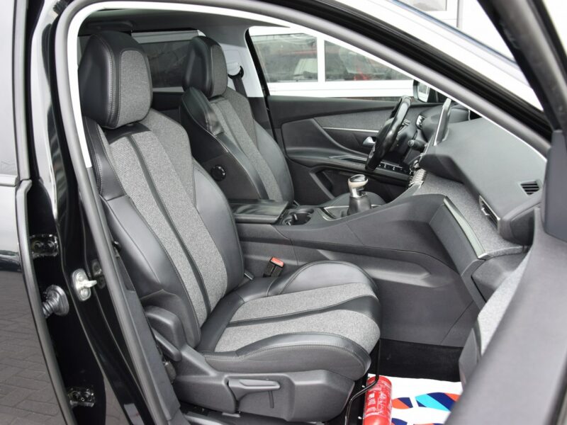 Peugeot 5008 1.2i 7-osób Panoramadach Navi Euro-6b 144tys.km Nowy rozrząd i dwumasa II (2017-)