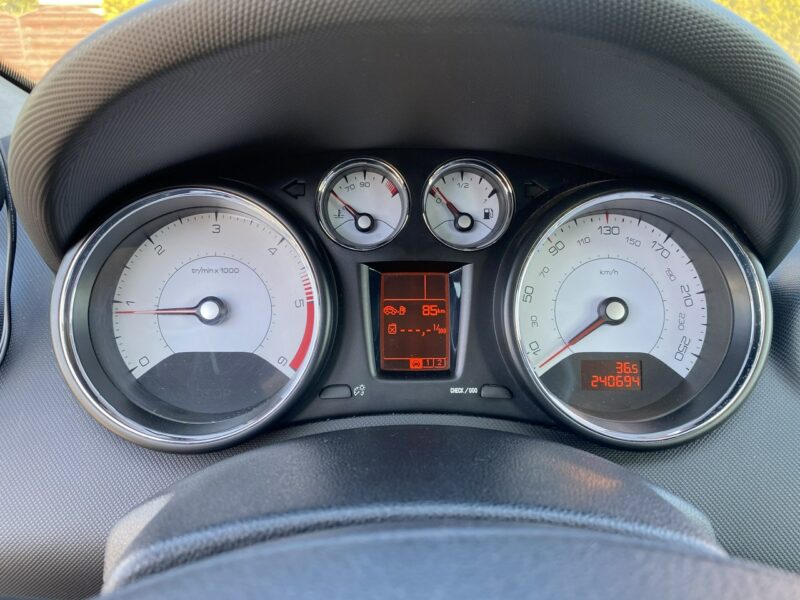 Peugeot 308 Nawigacja, klimatronik, 9 airbag, światła dzienne, opony wielosezonowe T7 (2008-2013)