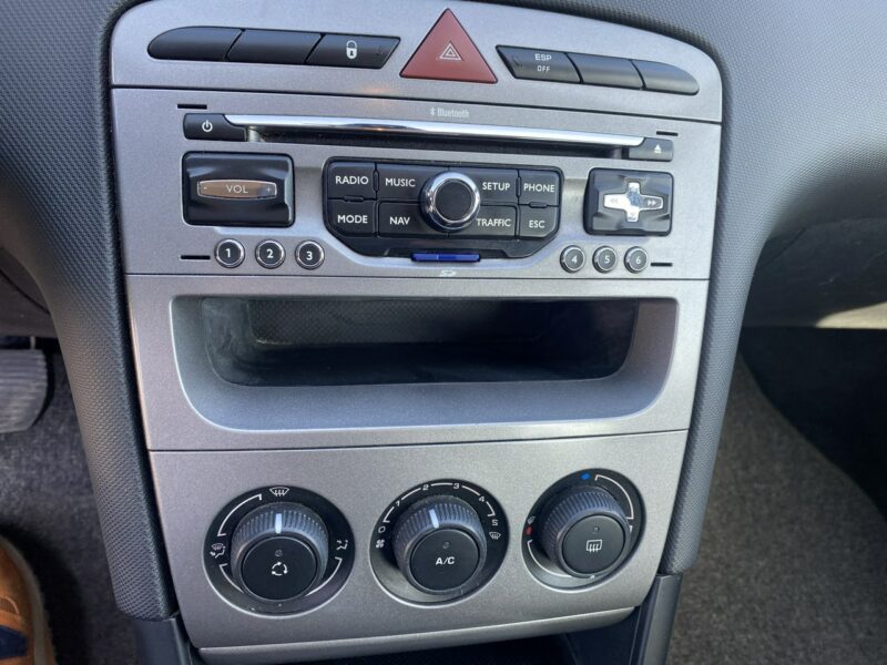Peugeot 308 Nawigacja, klimatronik, 9 airbag, światła dzienne, opony wielosezonowe T7 (2008-2013)