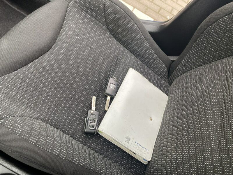 Peugeot 308 Nawigacja, klimatronik, 9 airbag, światła dzienne, opony wielosezonowe T7 (2008-2013)