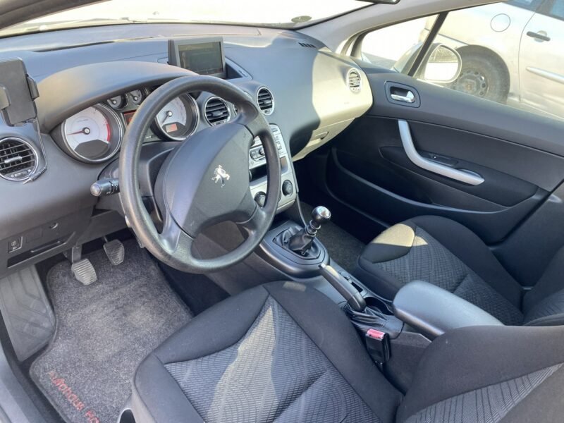 Peugeot 308 Nawigacja, klimatronik, 9 airbag, światła dzienne, opony wielosezonowe T7 (2008-2013)