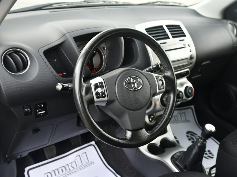 Toyota C-HR HEV navi klima auto kamera i czujniki parkowania
