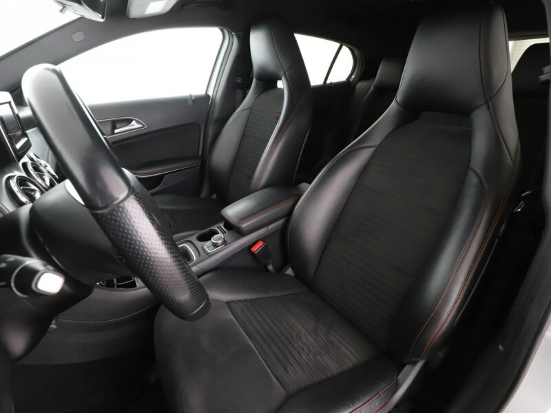 Mercedes GLA 200 AMG Line, Bi-Xenon, Navi, sportowe fotele, podgrzewane fotele, Buetoot