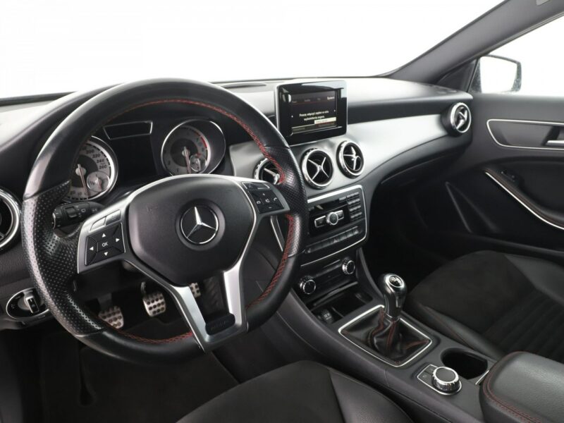 Mercedes GLA 200 AMG Line, Bi-Xenon, Navi, sportowe fotele, podgrzewane fotele, Buetoot