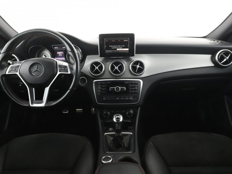 Mercedes GLA 200 AMG Line, Bi-Xenon, Navi, sportowe fotele, podgrzewane fotele, Buetoot