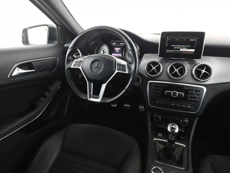 Mercedes GLA 200 AMG Line, Bi-Xenon, Navi, sportowe fotele, podgrzewane fotele, Buetoot