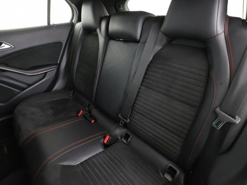 Mercedes GLA 200 AMG Line, Bi-Xenon, Navi, sportowe fotele, podgrzewane fotele, Buetoot