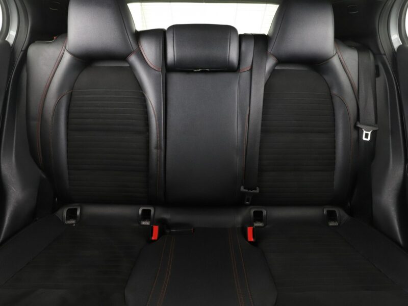 Mercedes GLA 200 AMG Line, Bi-Xenon, Navi, sportowe fotele, podgrzewane fotele, Buetoot