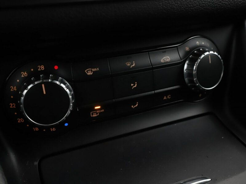 Mercedes GLA 200 AMG Line, Bi-Xenon, Navi, sportowe fotele, podgrzewane fotele, Buetoot
