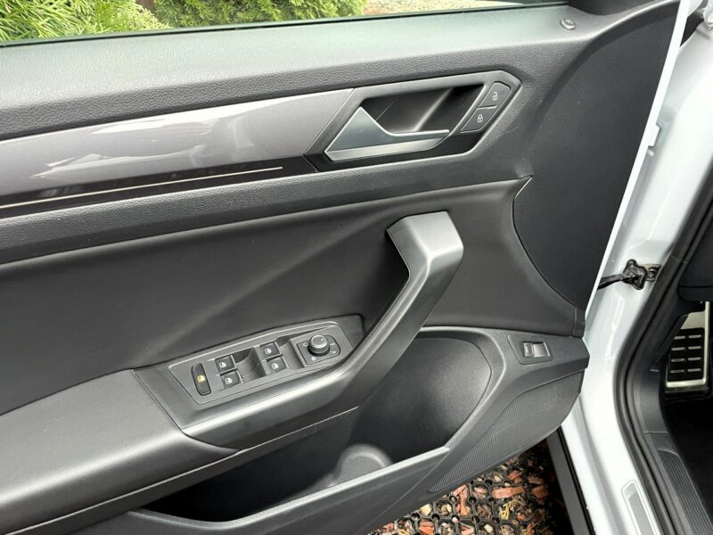 Volkswagen T-Roc R-Line,LED, Klima, Navi, Akt. Temp, Asystenci, CarPlay, Kamera Cofania