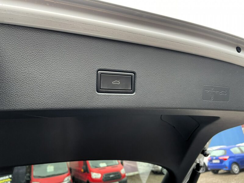 Volkswagen T-Roc R-Line,LED, Klima, Navi, Akt. Temp, Asystenci, CarPlay, Kamera Cofania