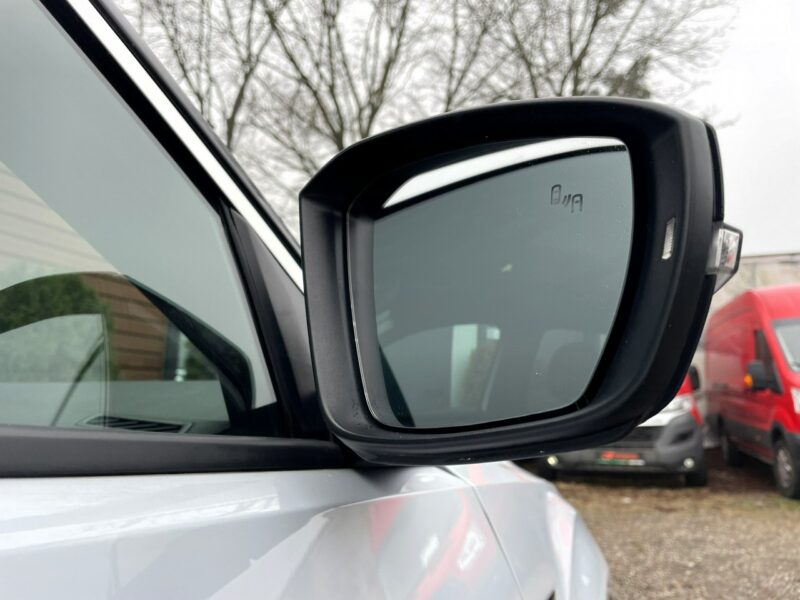 Volkswagen T-Roc R-Line,LED, Klima, Navi, Akt. Temp, Asystenci, CarPlay, Kamera Cofania
