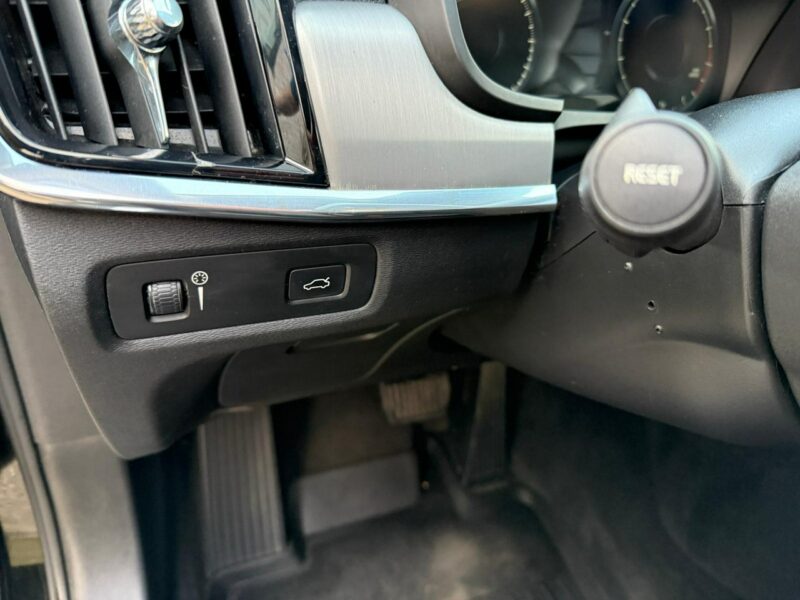 Volvo V90 Momentum 2.0 T 254KM Benzyna Aktywny Tempomat