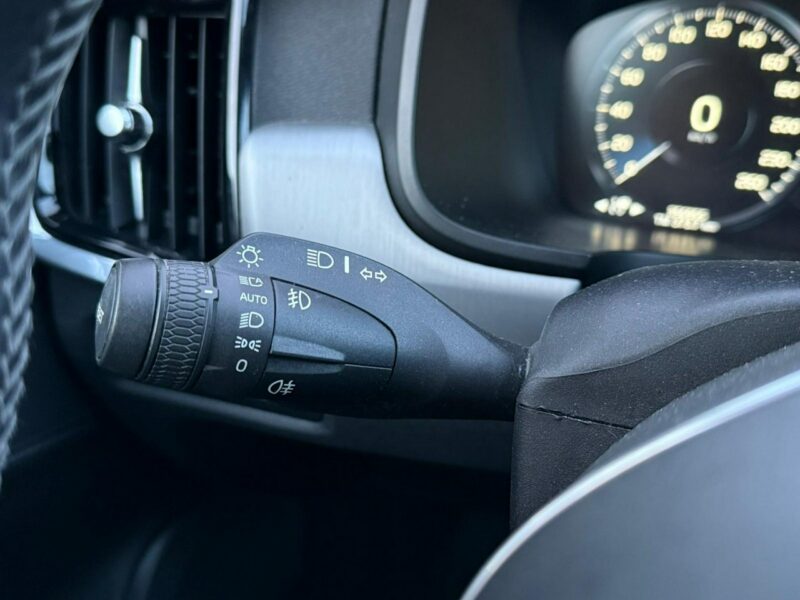 Volvo V90 Momentum 2.0 T 254KM Benzyna Aktywny Tempomat