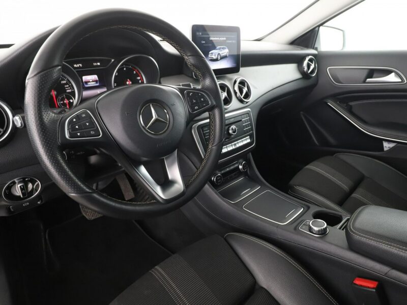 Mercedes GLA 180 Automat full LED navi kamera i czujniki parkowania