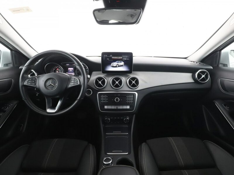 Mercedes GLA 180 Automat full LED navi kamera i czujniki parkowania