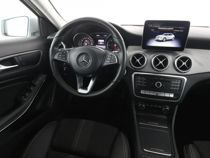 Mercedes GLA 180 Automat full LED navi kamera i czujniki parkowania