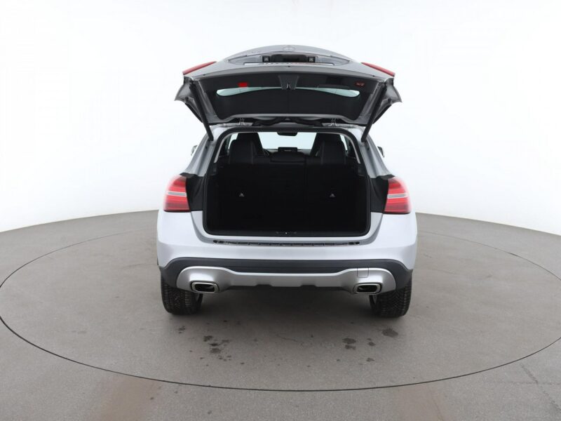 Mercedes GLA 180 Automat full LED navi kamera i czujniki parkowania