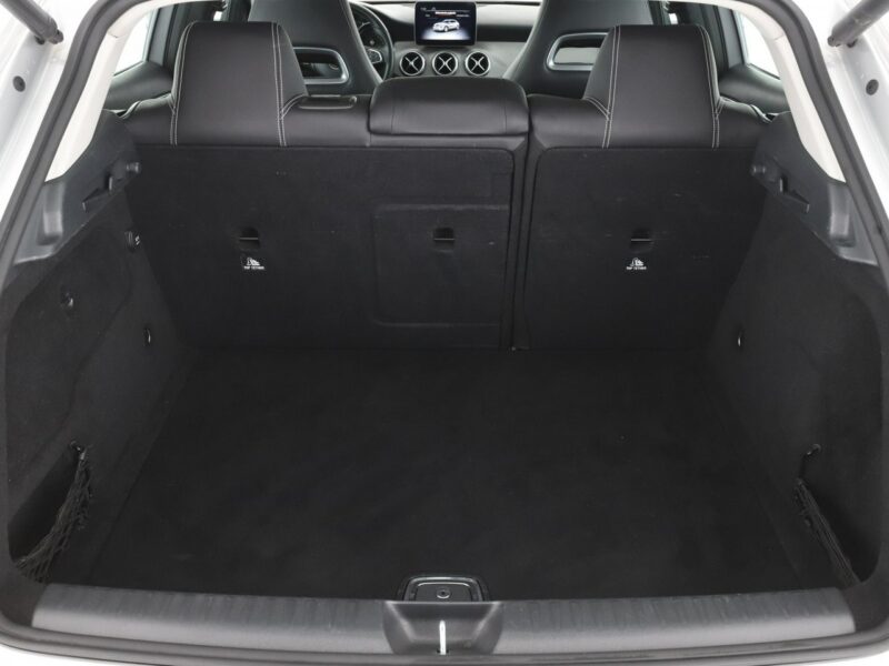 Mercedes GLA 180 Automat full LED navi kamera i czujniki parkowania